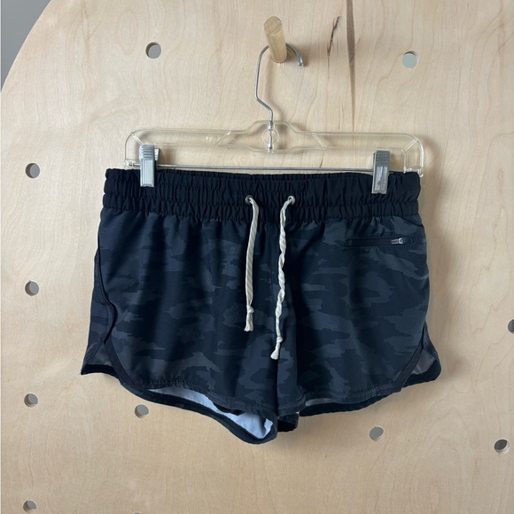 Vuori Pants - Vuori Women’s Black/Gray Camo 2 Inch Clementine Short in Medium